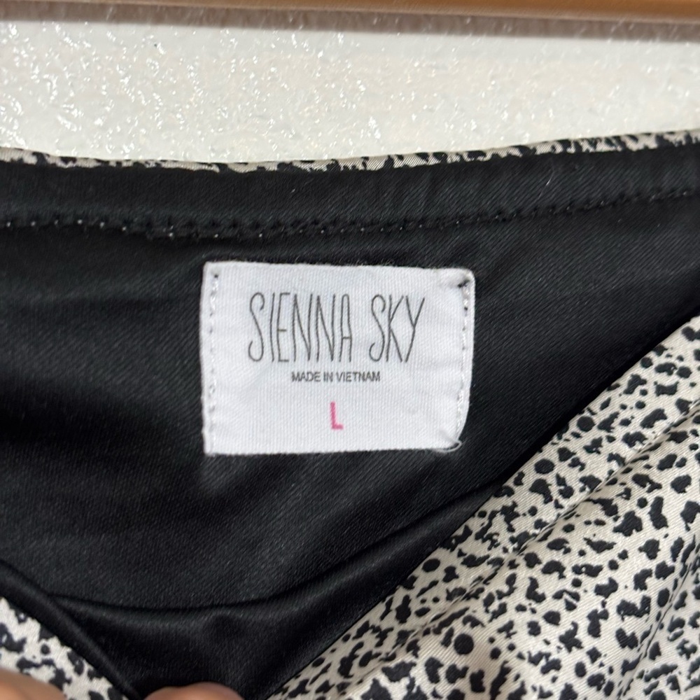 Sienna Sky Satin Knee Length Skirt Size Large | feminine | modest fashion | - Picture 3 of 7
